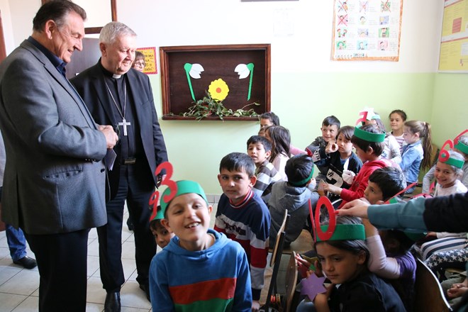 Uz Svjetski dan Roma biskup Josip Mrzljak blagoslovio obnovljenu zgradu Područne škole u Strmcu Podravskom